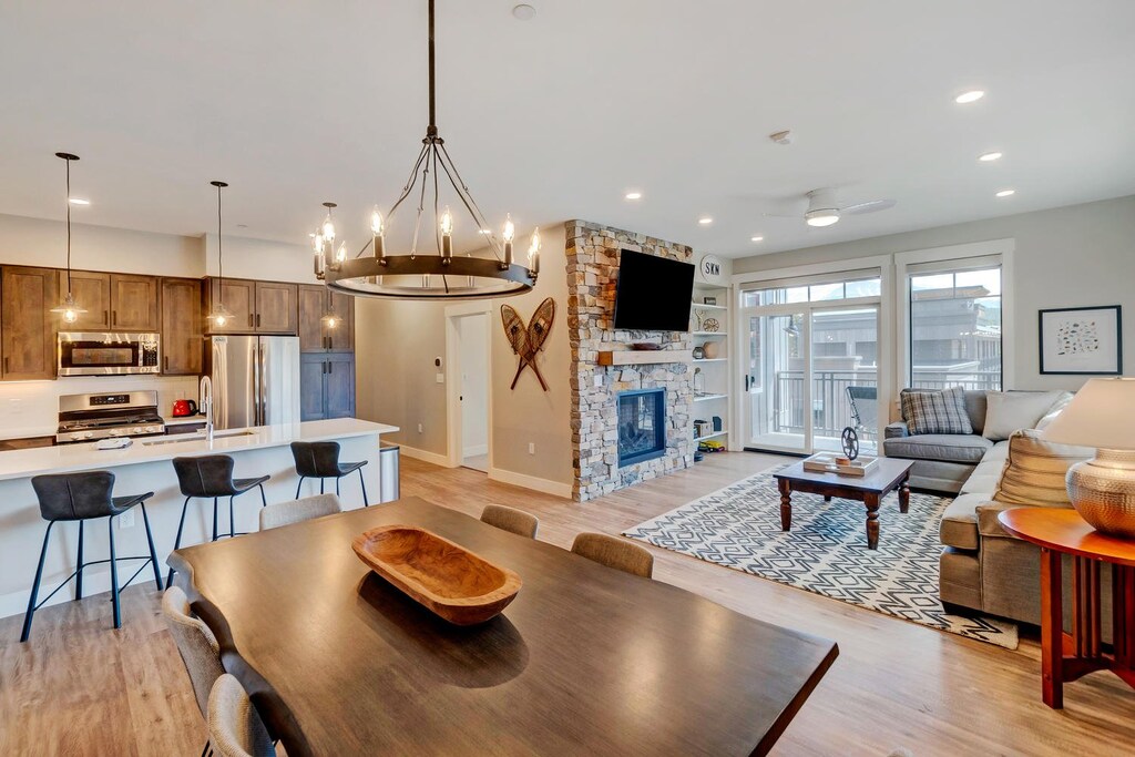 Fantastic open floor plan with mountain views