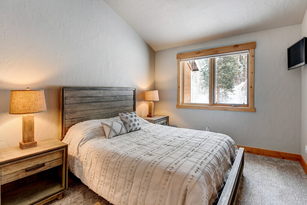 Queen Bedroom With 32" TV