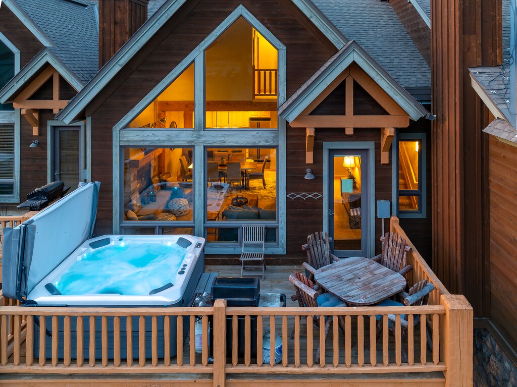 Private Patio With Patio Table & Hot Tub