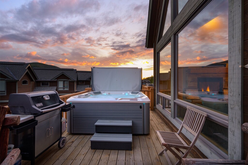 Private Hot Tub and BBQ Grill