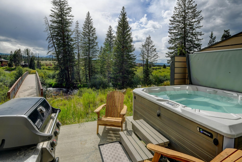 Private Hot Tub and BBQ Gas Grill