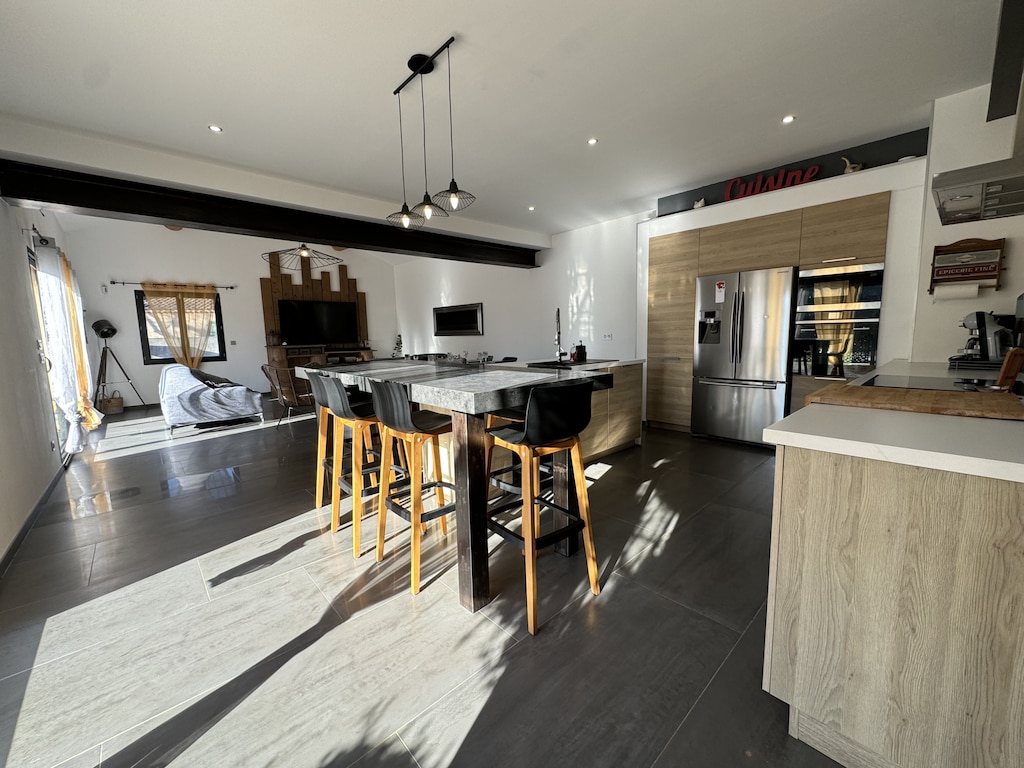 CAMARGUE holiday rental, provencl farm for rent with all confort, dining room for 8 people. Online booking with Plaisirs & Maisons de Provence
