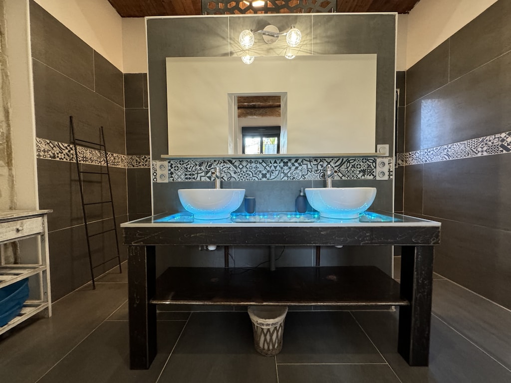 CAMARGUE holiday rental, provencal farm for rent with all mod cons, 2 bathrooms, 8 people. Book online with Plaisirs & Maisons de Provence
