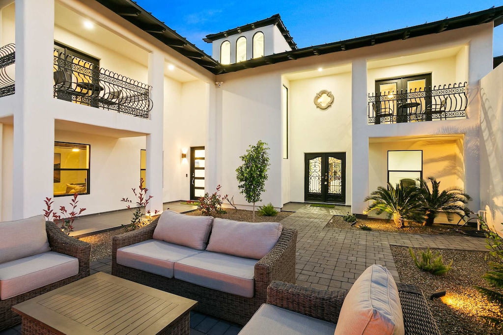 Majestic Front Courtyard with Fireplace Lounge
