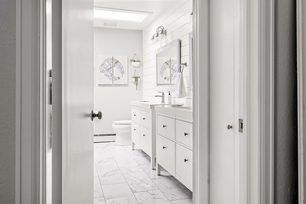 Primary en suite bathroom