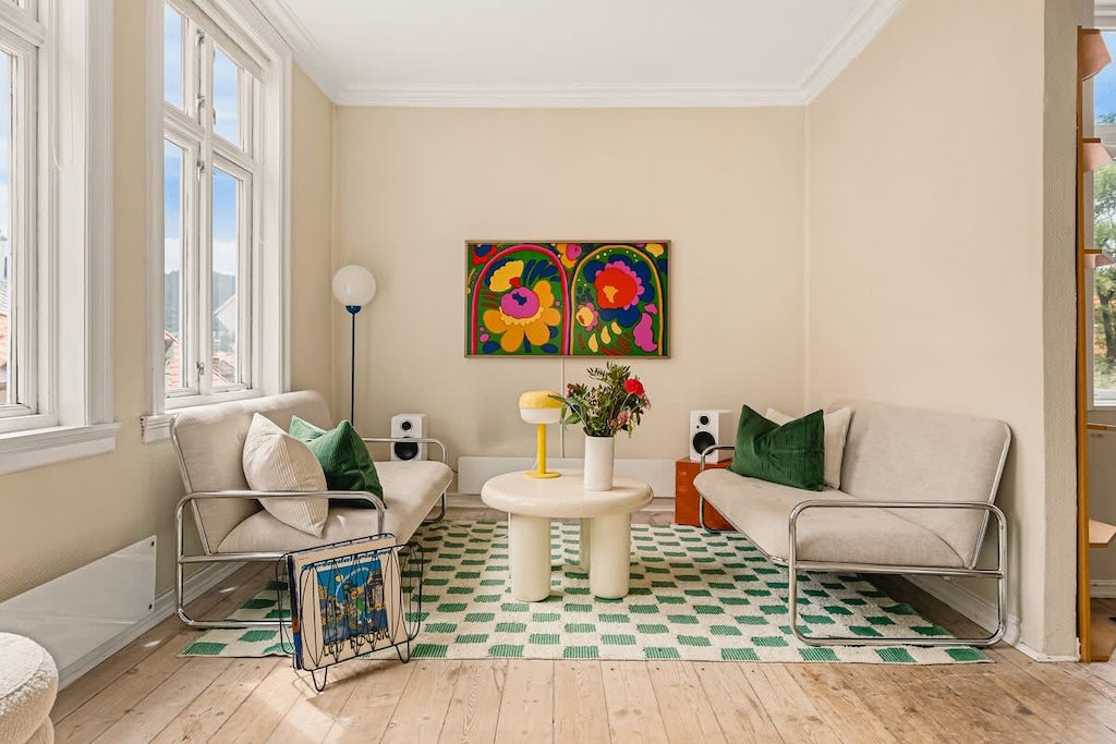 Come over to our funky lounge zone next to the kitchen and dining room. Here, you'll find Bluetooth speakers, a Smart TV, and a cozy spot to enjoy social time with friends and family.