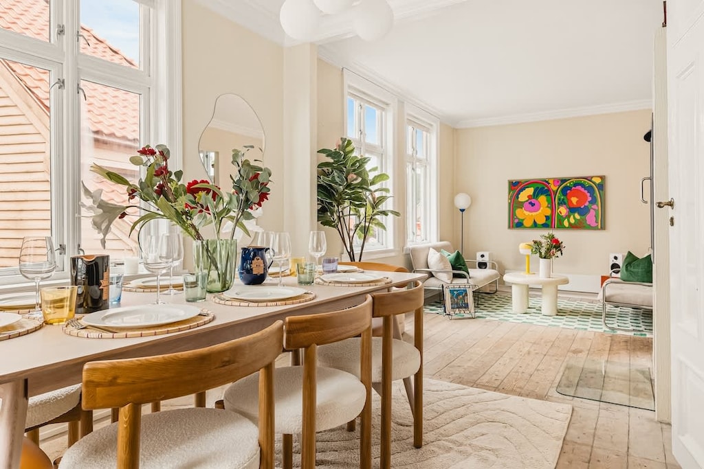 Welcome to the fairytale of Skivebakken! Enjoy the charm of traditional cobblestone streets and wooden houses, nestled in the heart of Bergen.