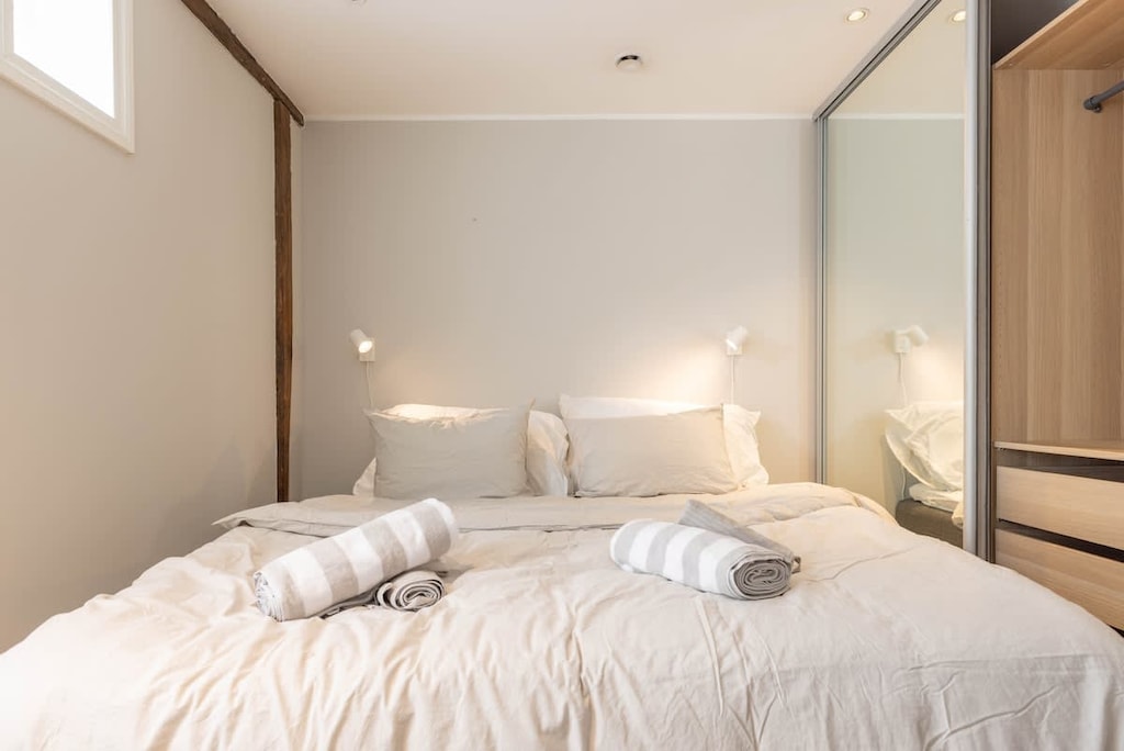 Soverommet gir en fredelig atmosfære, ideelt for å lade batteriene og våkne uthvilt.