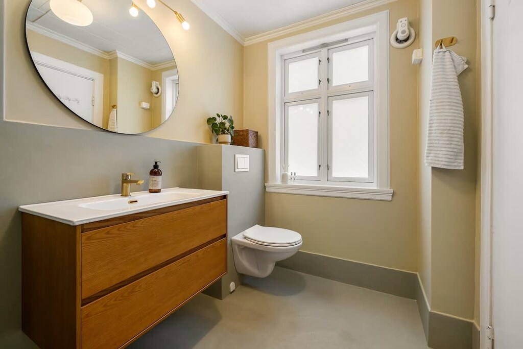 Godt med plass på badet for både morgenrutiner og rolige stunder.