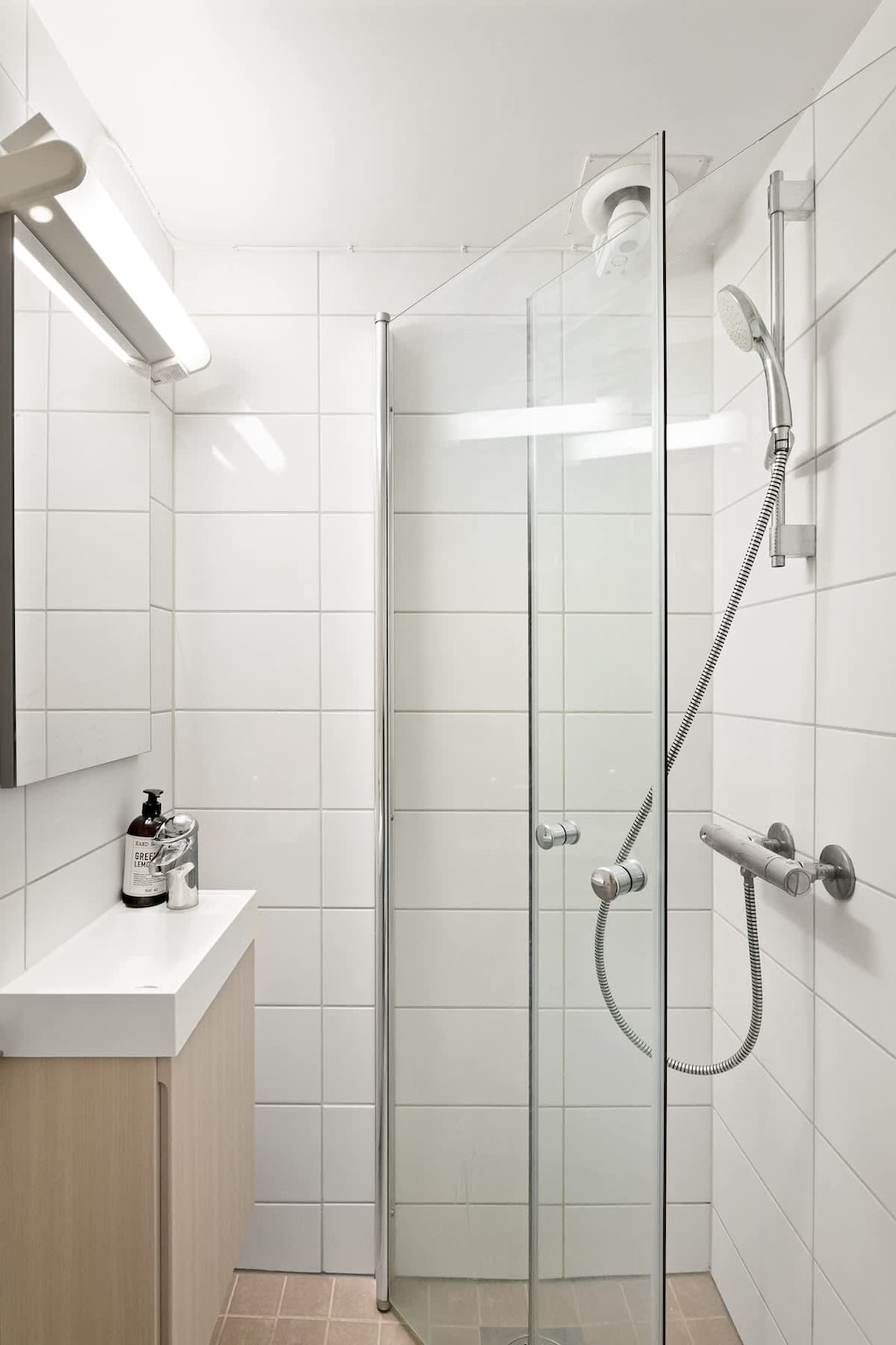 Badet er innredet med varmekabler i gulvet og alt du kunne trenge.