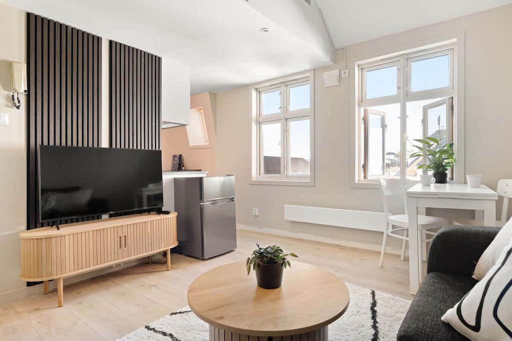 Koselig stue med kaffebord og smart-TV, perfekt for avslapning og hygge etter en lang dag med sightseeing. Her kan du nyte en god kopp kaffe mens du ser på favorittprogrammene dine.