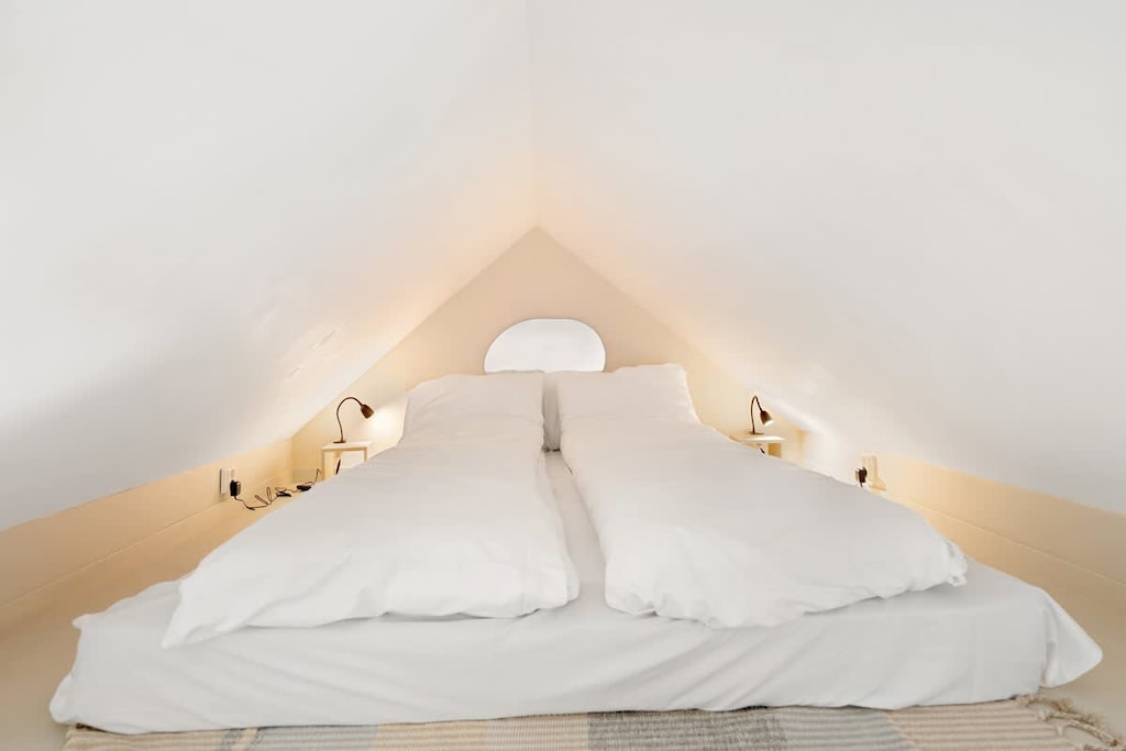 Koselig hems med soveplass til 2, utstyrt med belysning som gir en hyggelig atmosfære.