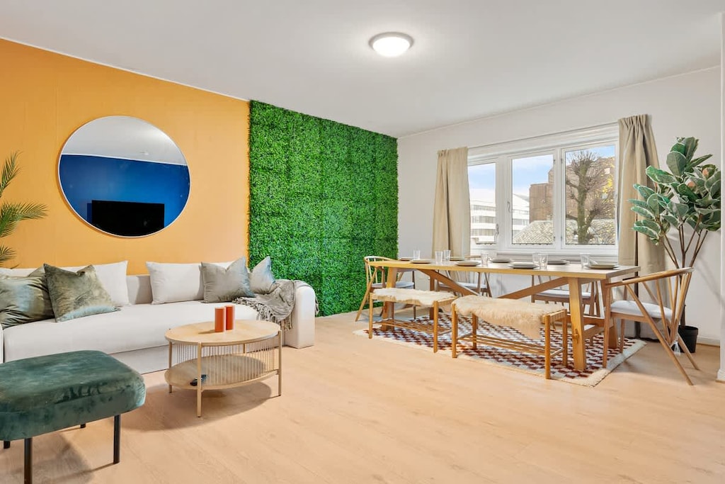 Velkommen! Bli velkommen i en stor stue med mye lys og farger.