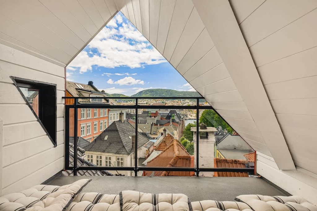 Experience the calm and captivating city view from our small roof terrace. Complete with Wi-Fi speakers for your ultimate enjoyment. This view is truly unforgettable. Cheers to memorable moments!