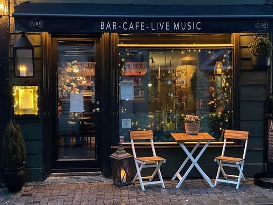 The charming neighborhood bar, Art Themis, is a true hidden gem in Bergen, located just 100 meters from the house. The place has its own unique vibe and offers good food, drinks, live music, and a quiz night every week! Be sure to visit this place!