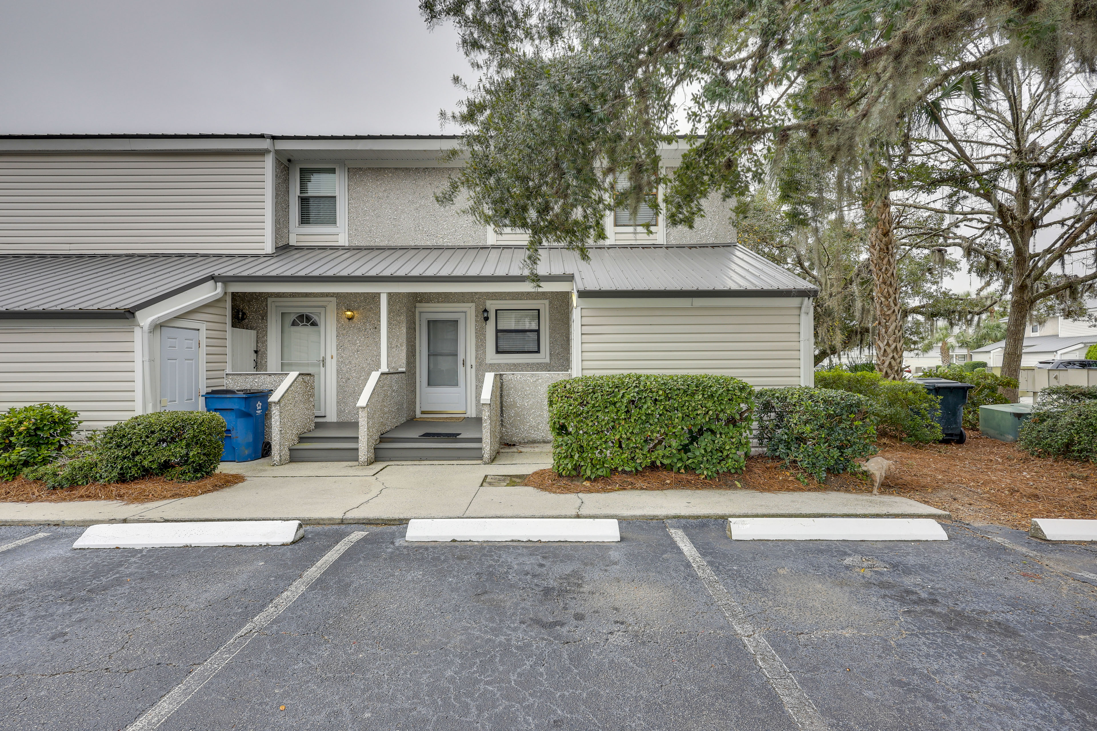 3 Mi to St Simons Beach: Gem w/ Pool Access & Deck