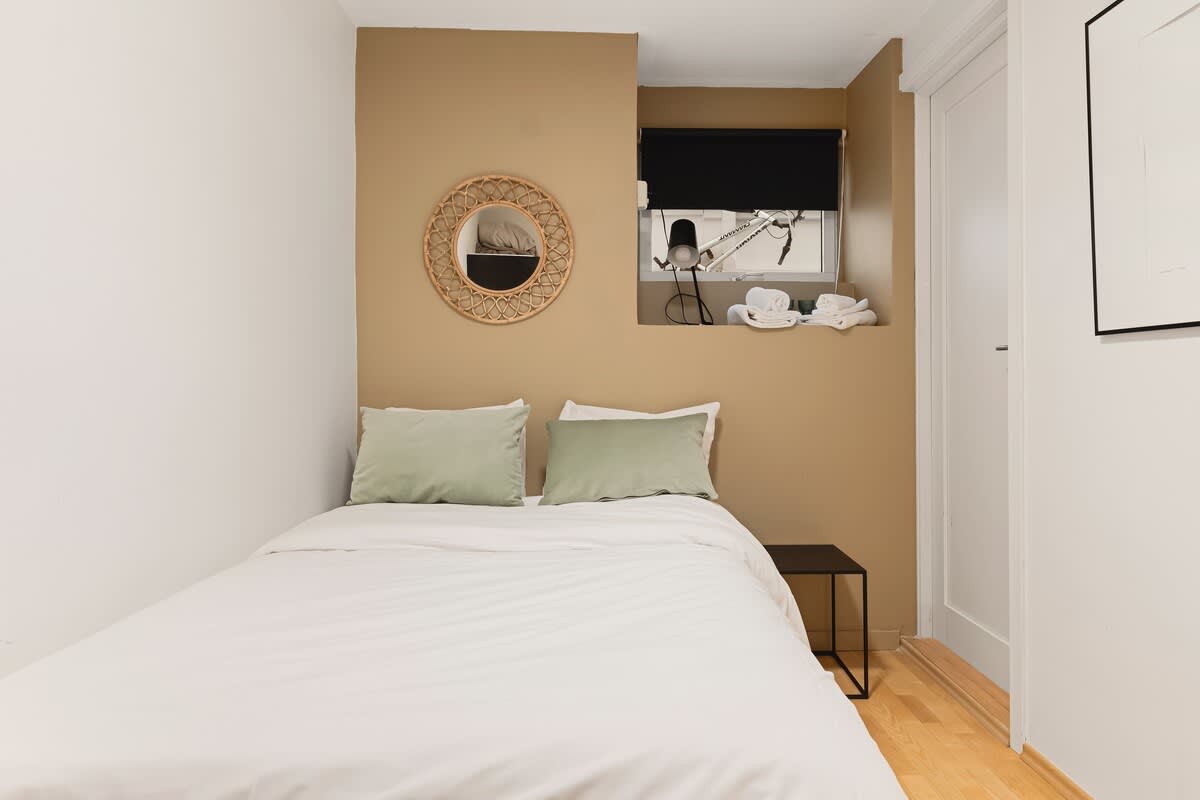 Soverom 2 har egen garderobe, sengetøy og håndklær av hotellkvalitet for en komfortabel natts søvn.