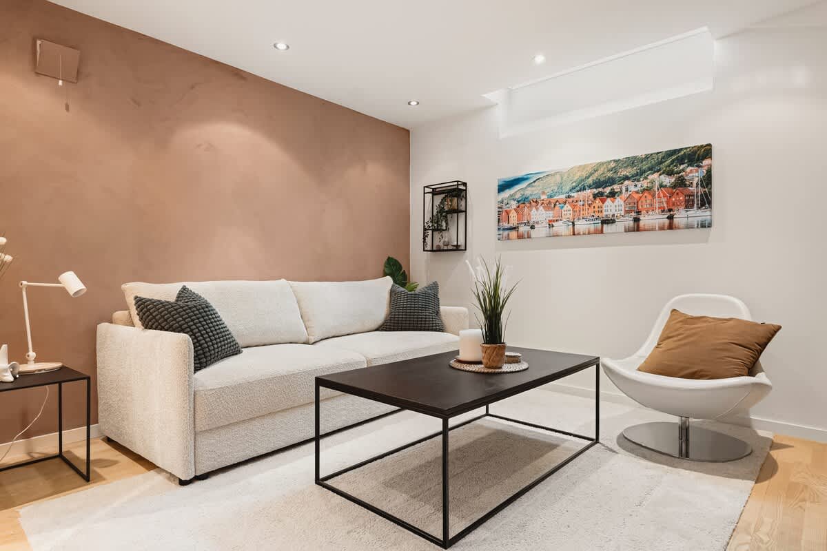 Romslig TV-stue med lys og lun atmosfære.