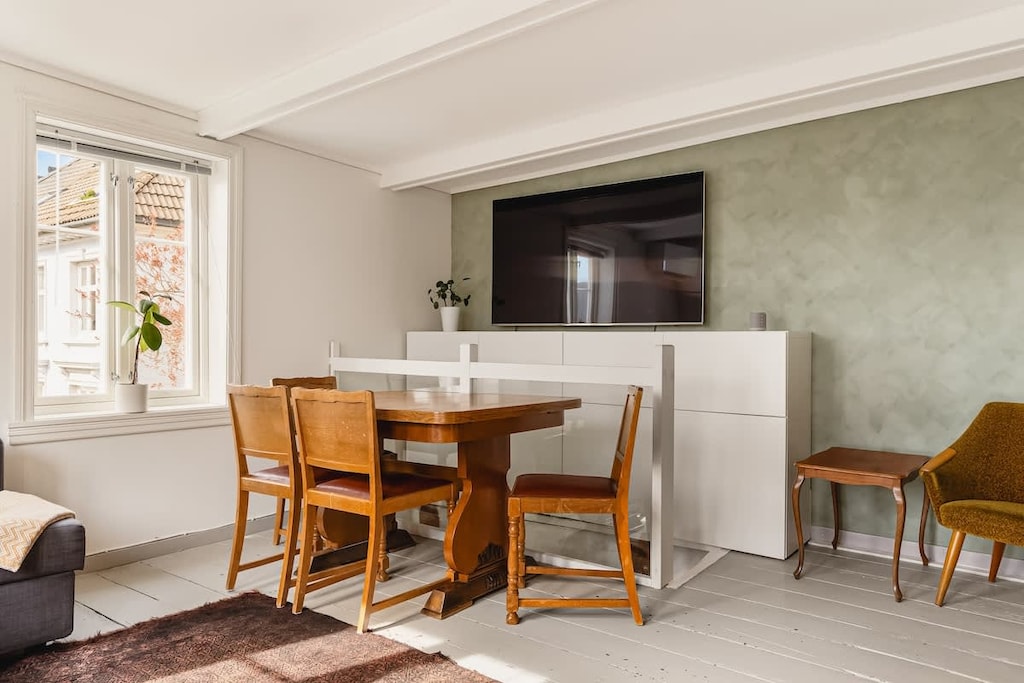Dinner table with space for the whole family!

Note: there is 2 extra chairs for the dinner table, making it 6