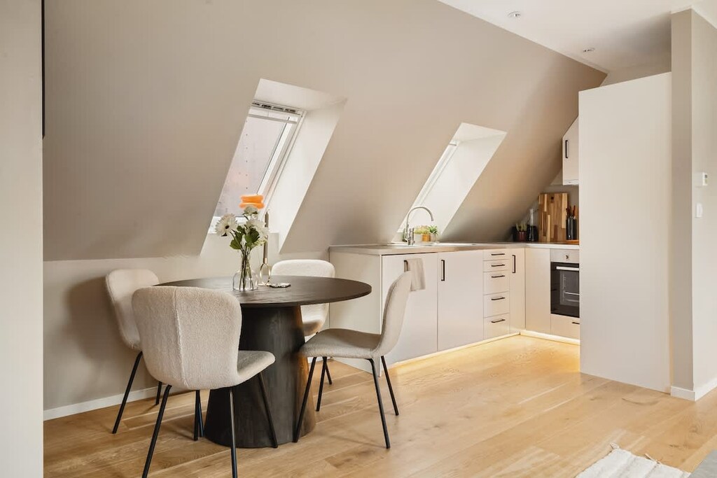 Sit down and enjoy a home cooked meal, take away from one of the delicious restaurants around the corner.