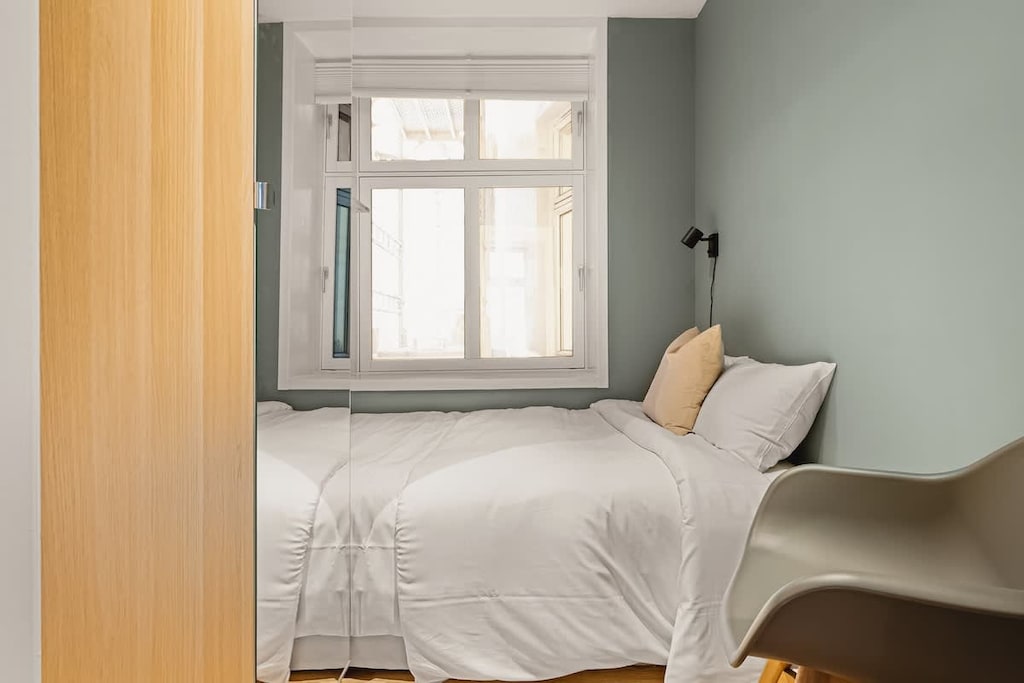 Bedroom: 140' bed and ample wardrobe space for your convenience.