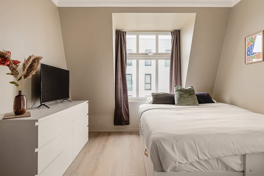 Indulge in a comfortable night's sleep on the 160cm bed in Bedroom 1, complete with a Smart TV featuring Netflix for your entertainment.