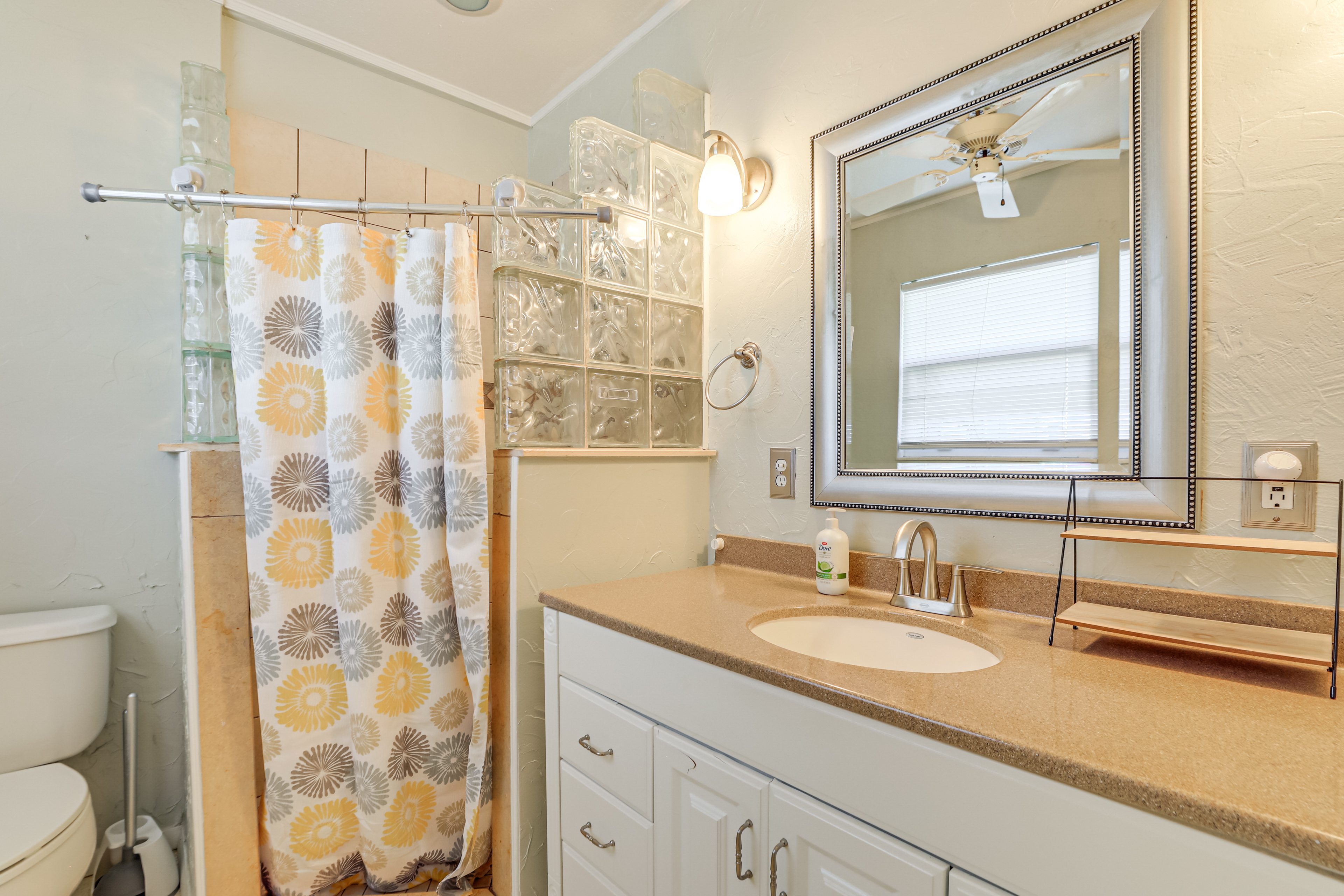 4 Mi to Historic Dtwn Venice: Home w/ Heated Pool!