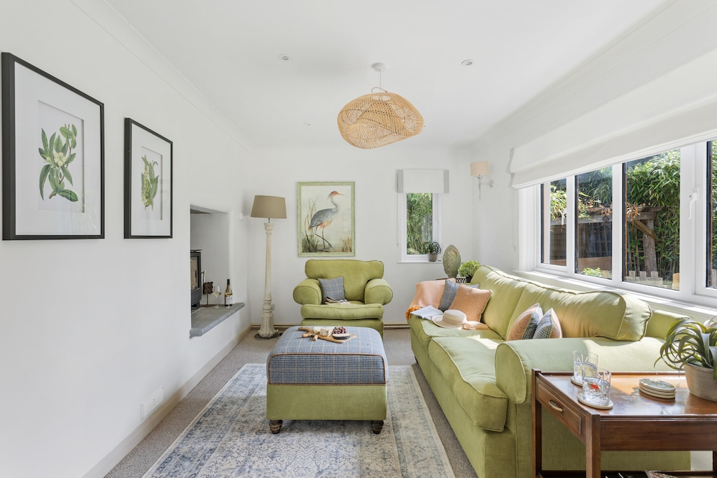 Bramblewood- Maidencombe Sleeps 6 with hot tub Lounge