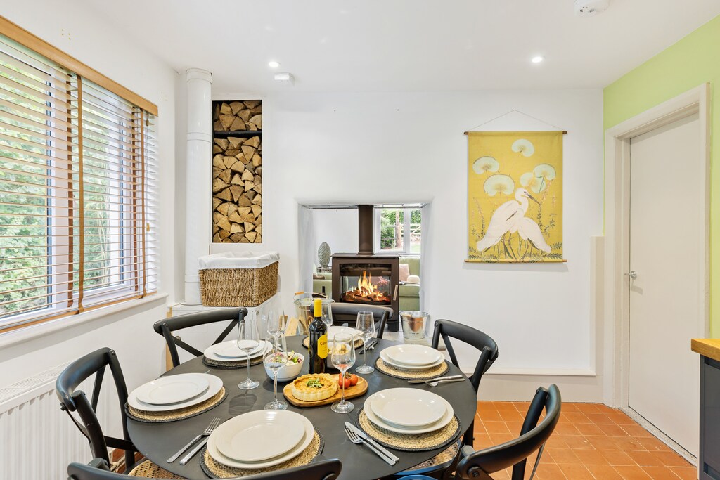 Bramblewood- Maidencombe Sleeps 6 with hot tub  Dining room