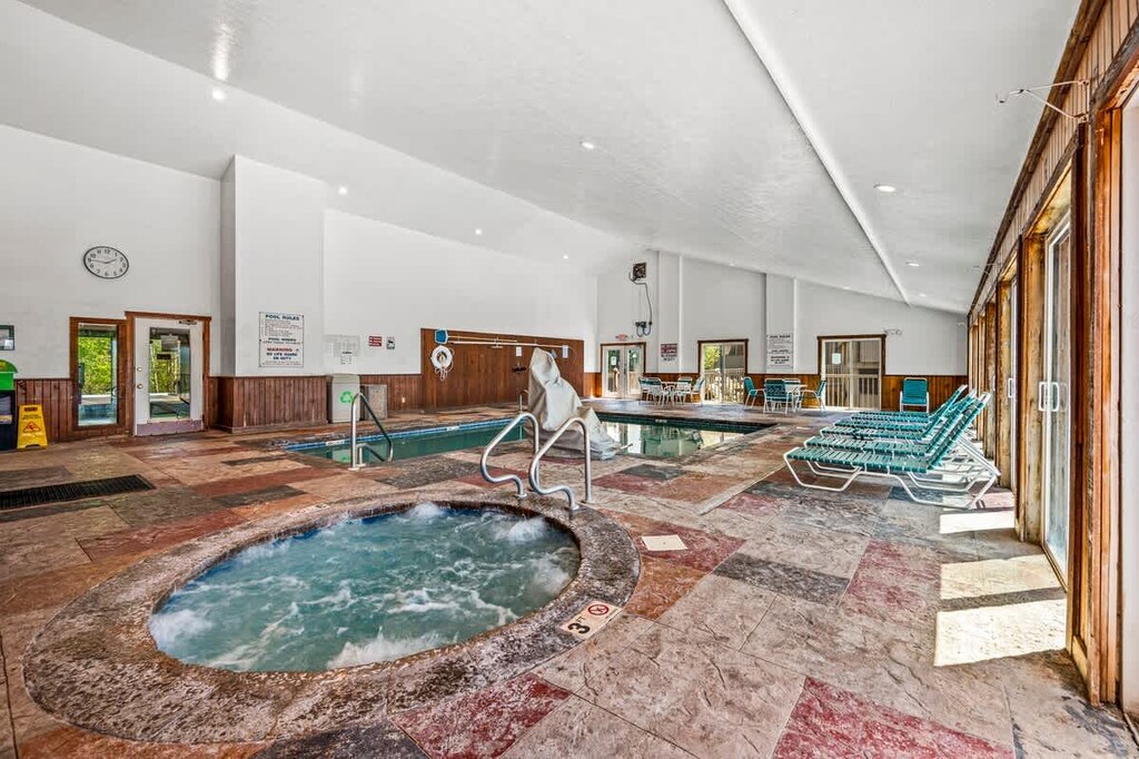 Shared Amenity - Pool & Hot Tub