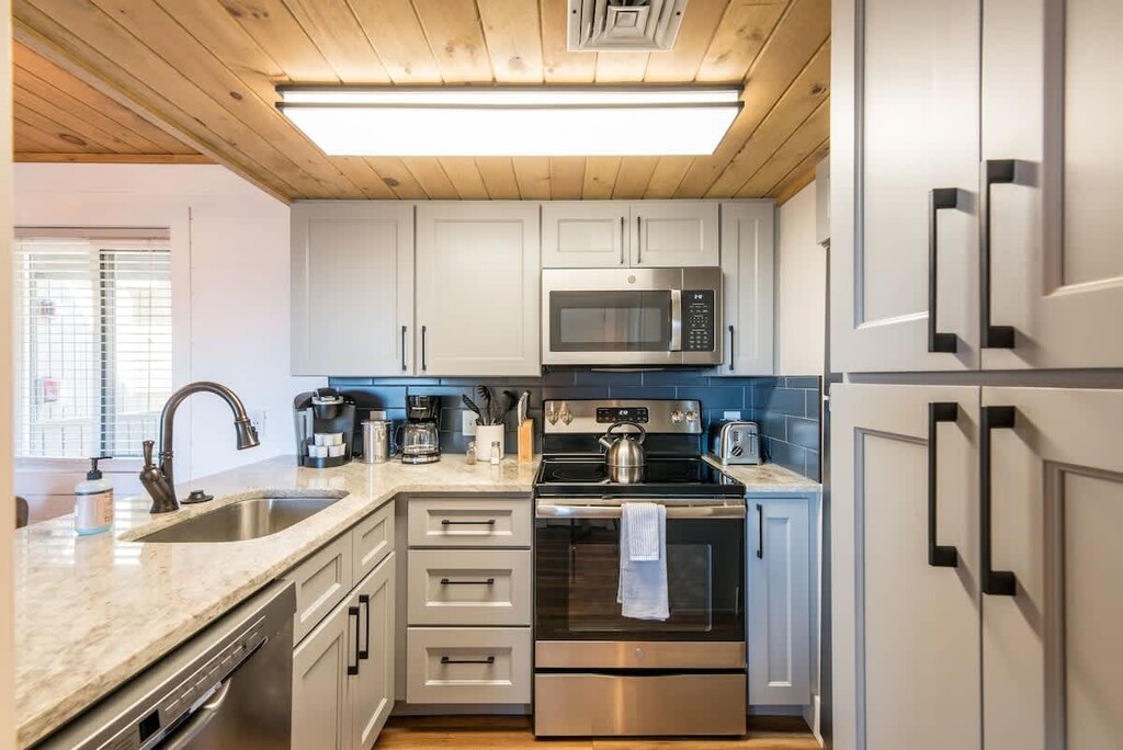 Features all stainless steel appliances and is fully stocked with all kitchen essentials