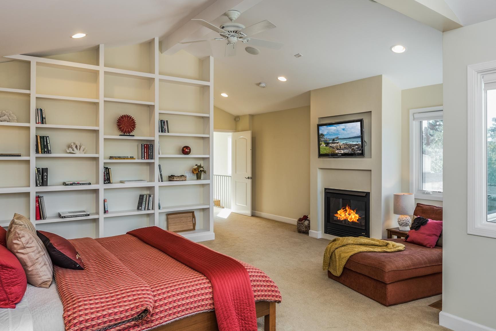 Bedroom #1, King Bed, En Suite Bath, TV, Fireplace