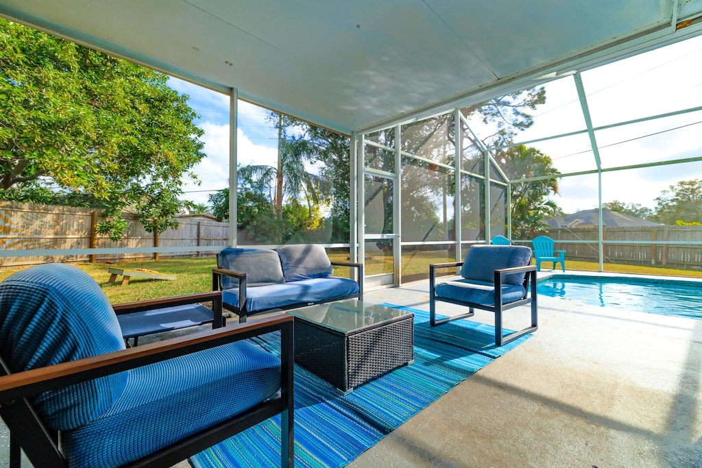 Outdoor eating area to enjoy the Florida sun!