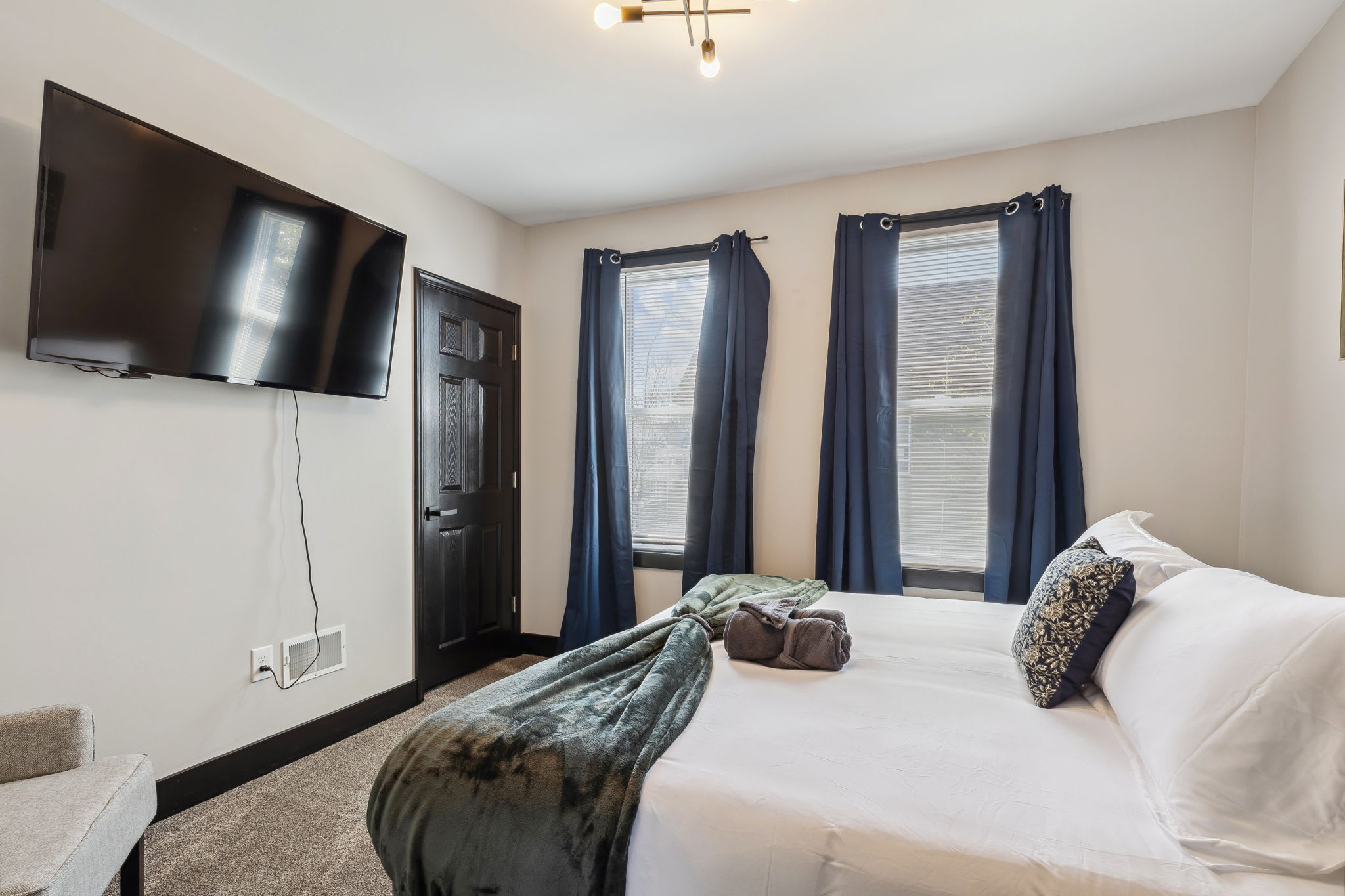 Modern 4BR Gem: Minutes to Cleveland Clinic