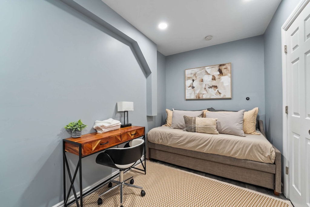 Bonus room w Desk and a Daybed (Sleeps 1) w desk