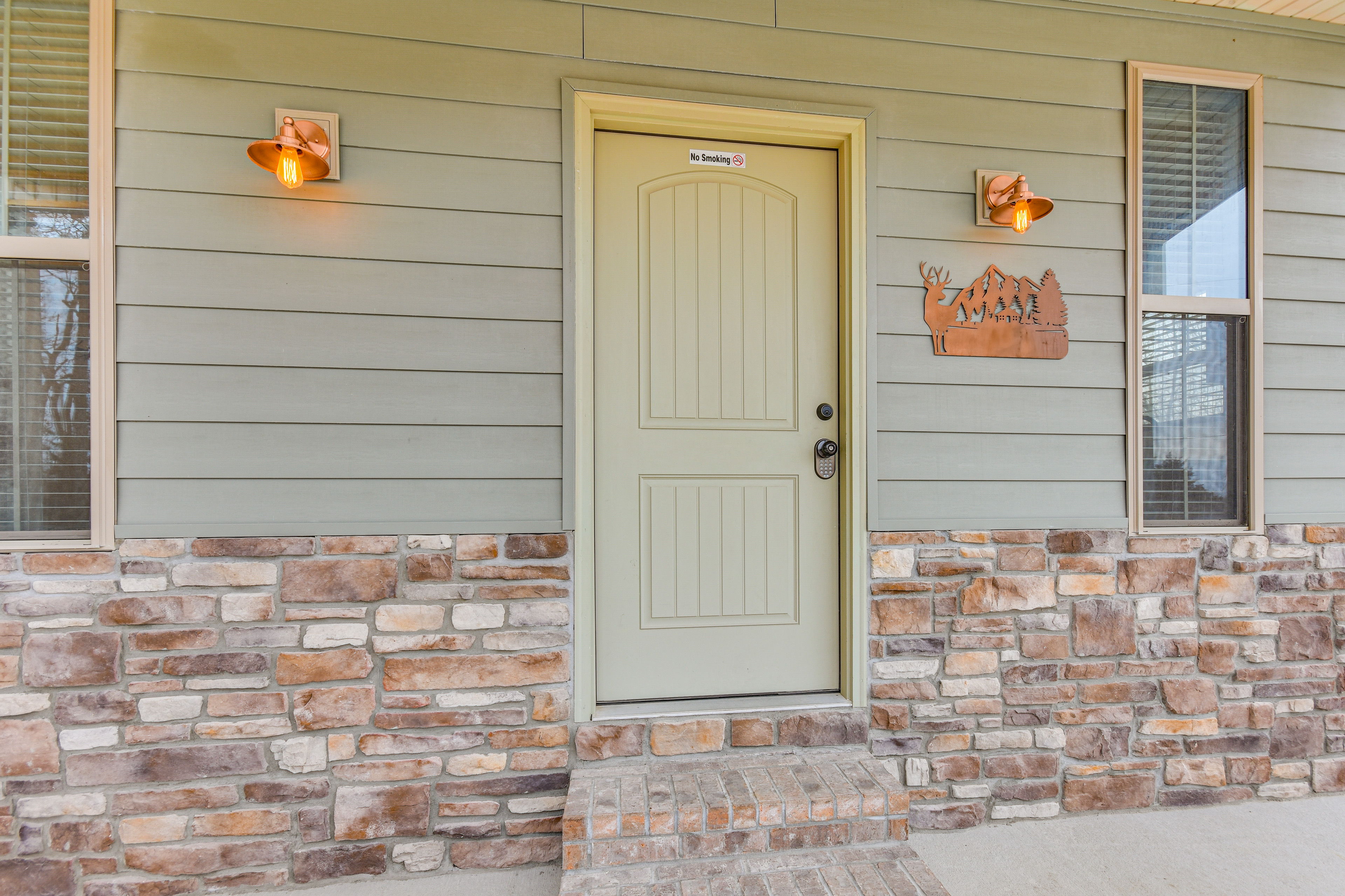 Covered Porch & Fire Pit: Cabin in Richland