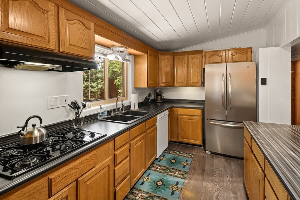 Fully equipped kitchen ready for your culinary creations!