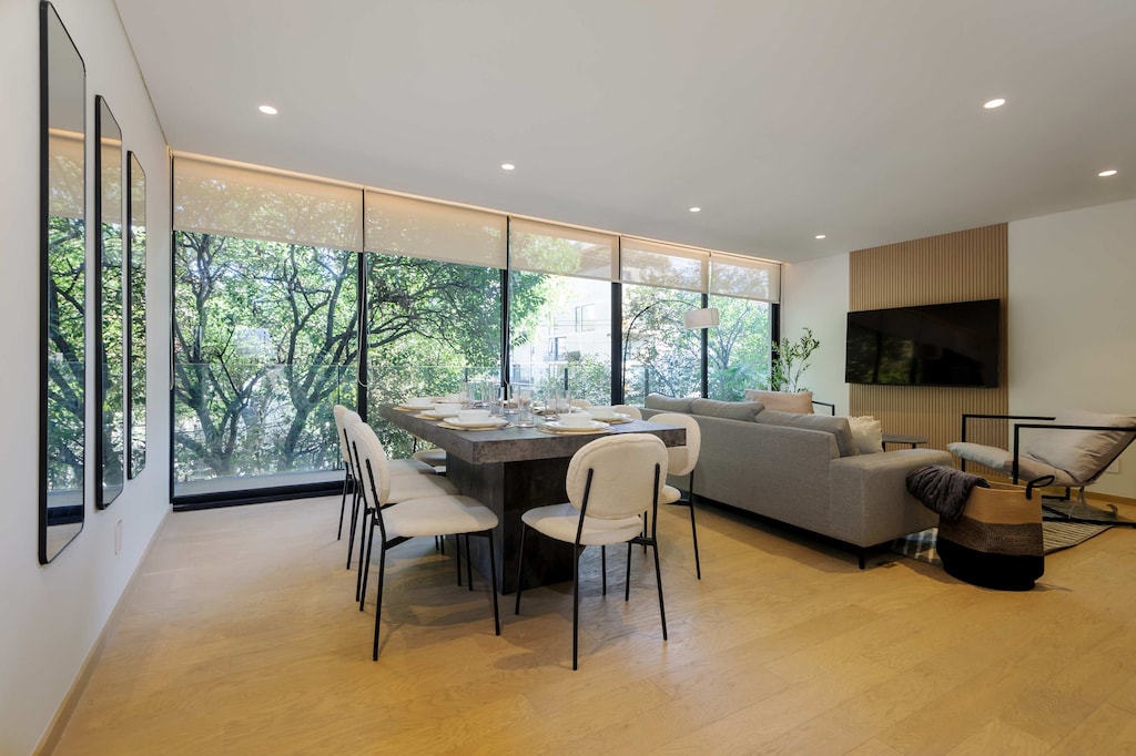 Nice living room with dining table with views to the city