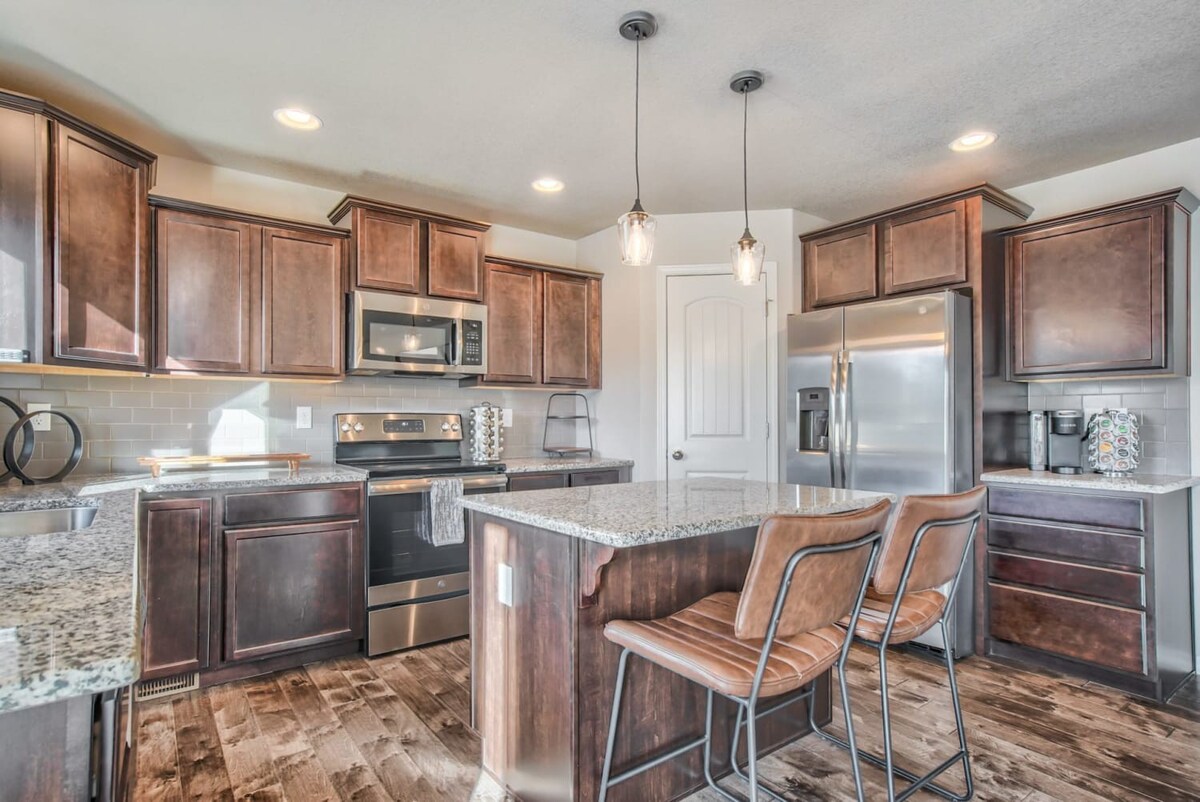 Fully stocked kitchen with all the cookware, dinnerware, drinkware, utensils, and all sorts of additional amenities readily available! Fully stocked kitchen with all the cookware, dinnerware, drinkware, utensils, and all sorts of additional amenities readily available!
