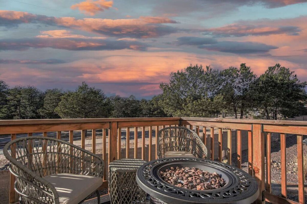 Private deck with a firepit as you enjoy the Colorado mountain air!.