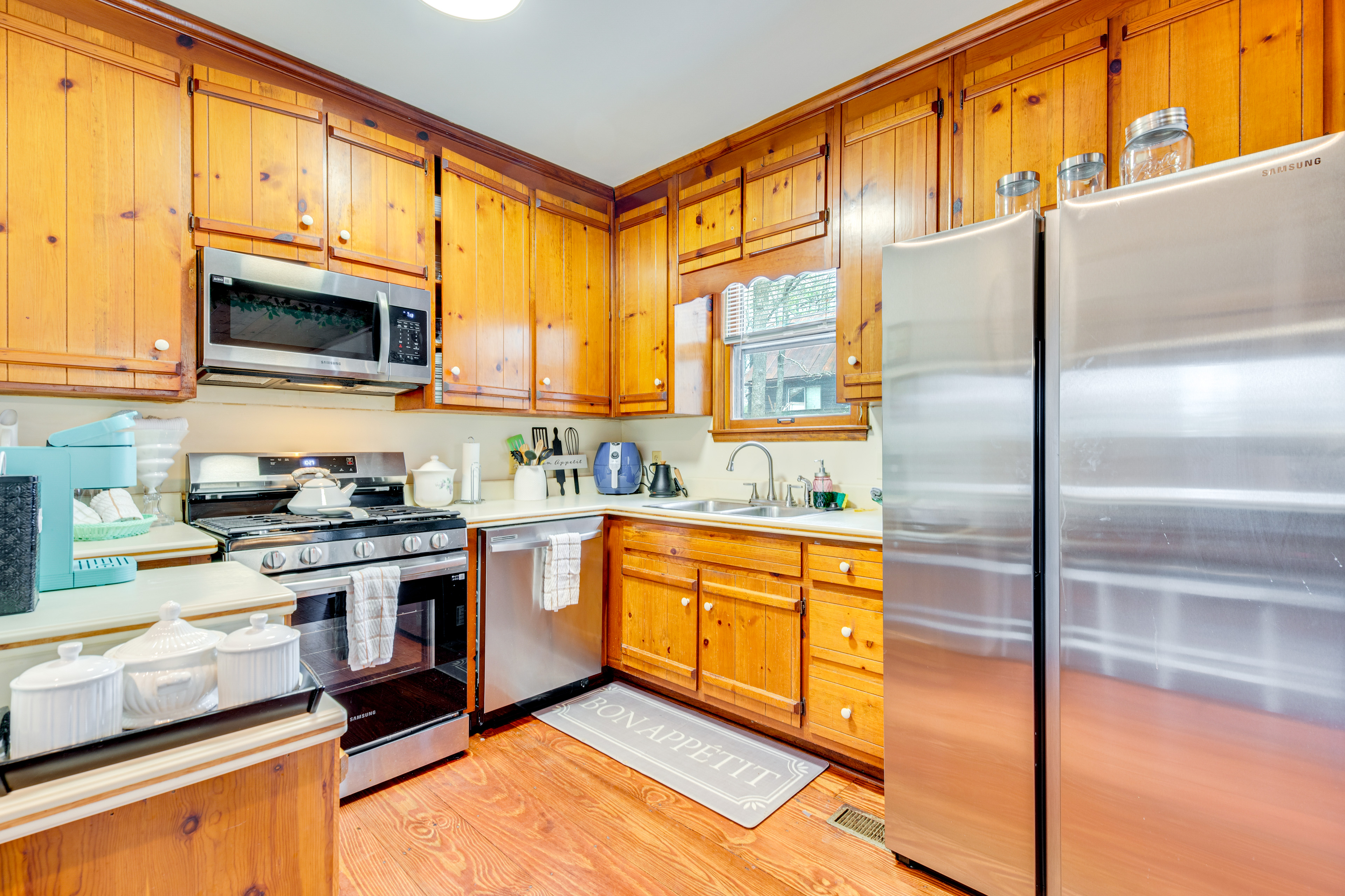 3 Mi to Marietta Square: Hot Tub Haven w/ 2 Patios