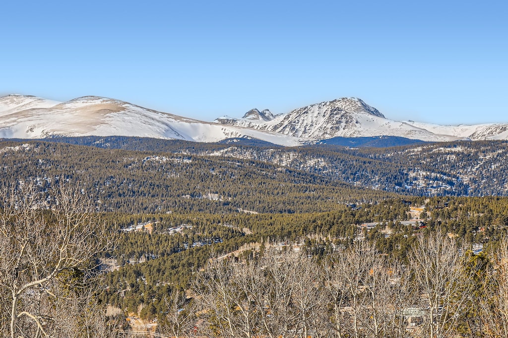 Rocky Mountain Serenity - Stunning Mountain Views from a Cozy Retreat
