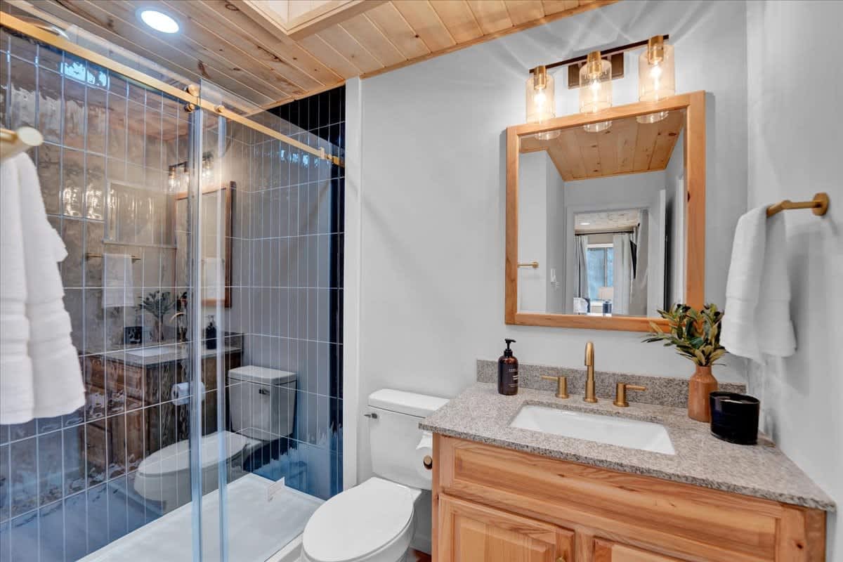 Emerald Pines Cabin | Lake Access | Hot Tub