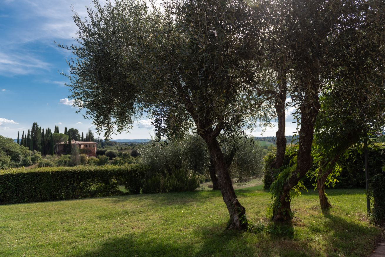 Refined Villa on the Hills with Tuscan Style Refined Villa on the Hills with Tuscan Style