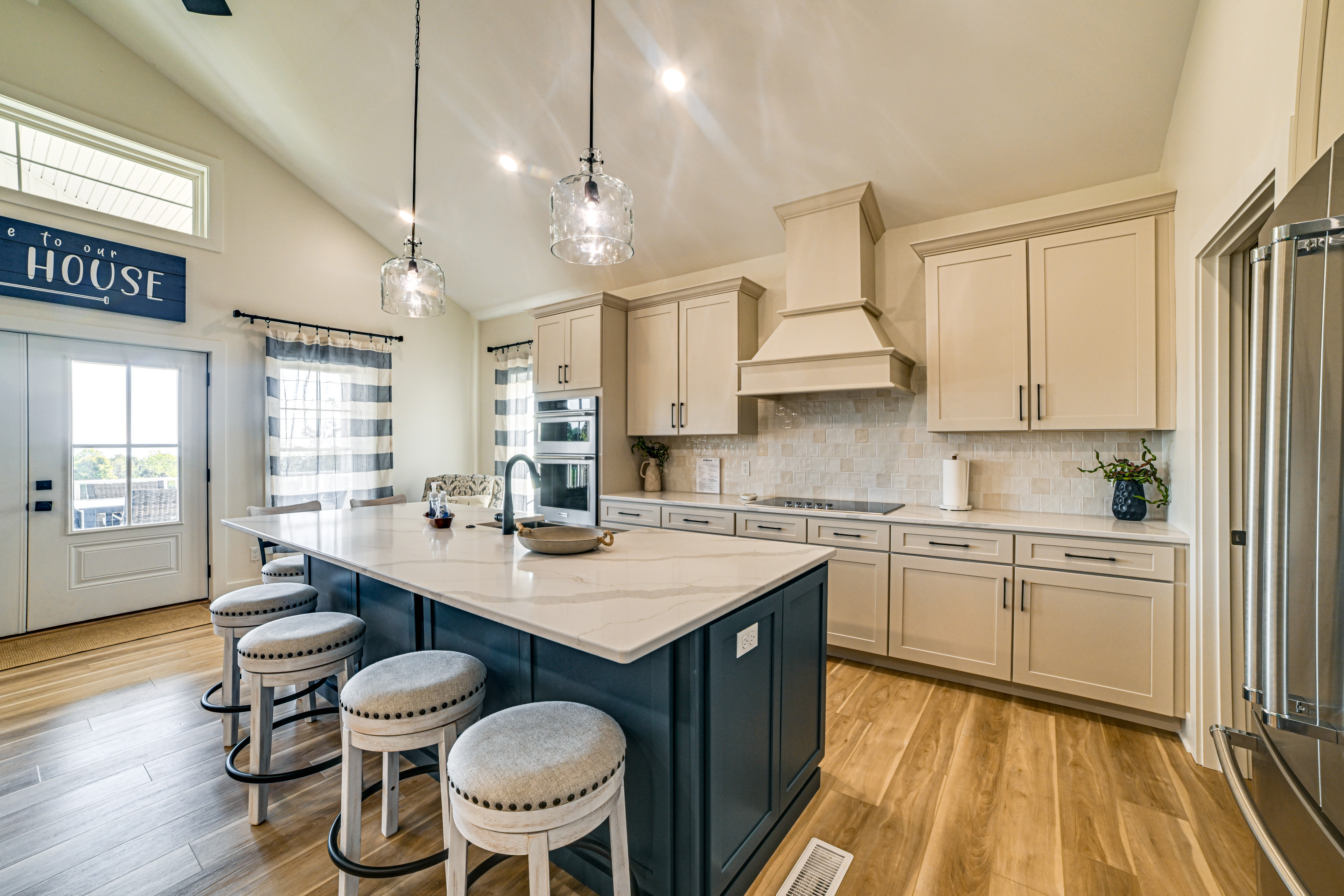 Lake View + Deck: Group Getaway in Grand Rivers!