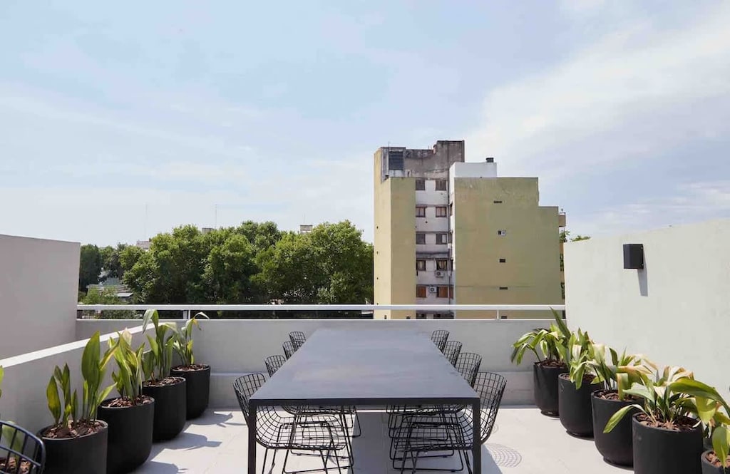Nuestra terraza equipada para que puedas disfrutar con tu familia de dia o de noche.