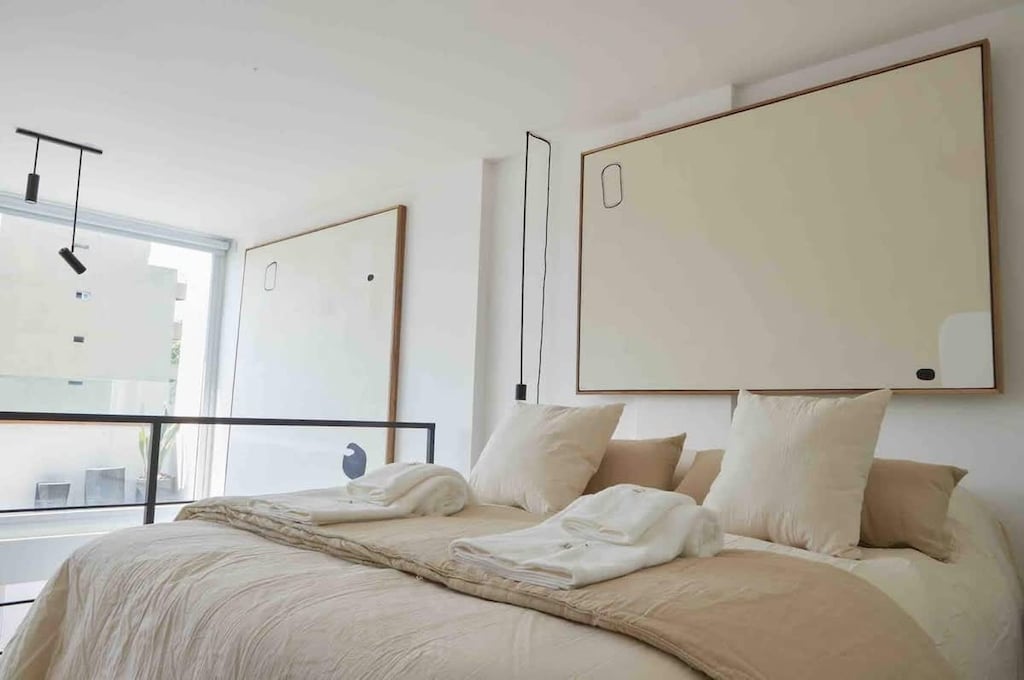 Nuestros camas son versátiles, permitiendo que se puedan armar como cama matrimonial o twin (dos camas)