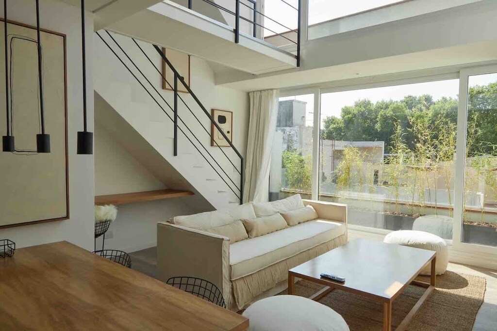 Living amplio, con una decoración de estilo propio. Muchas luz y confort, también tenes un espacio para conectarte a trabajar si necesitas.