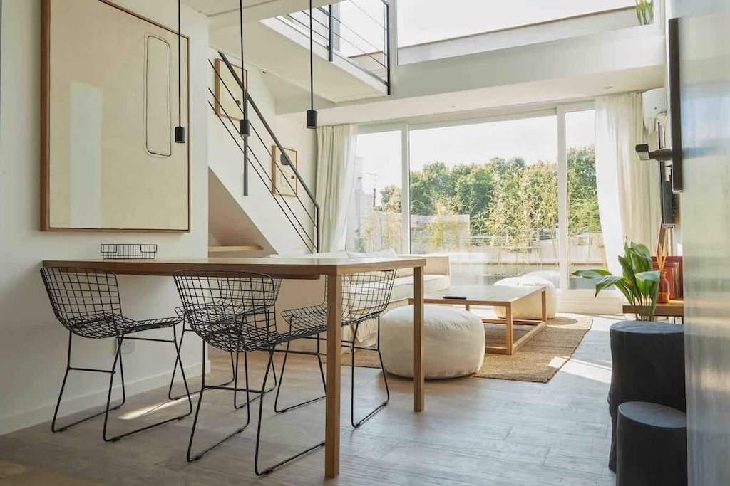 Living comedor amplio y luminoso, con una decoración con estilo propio