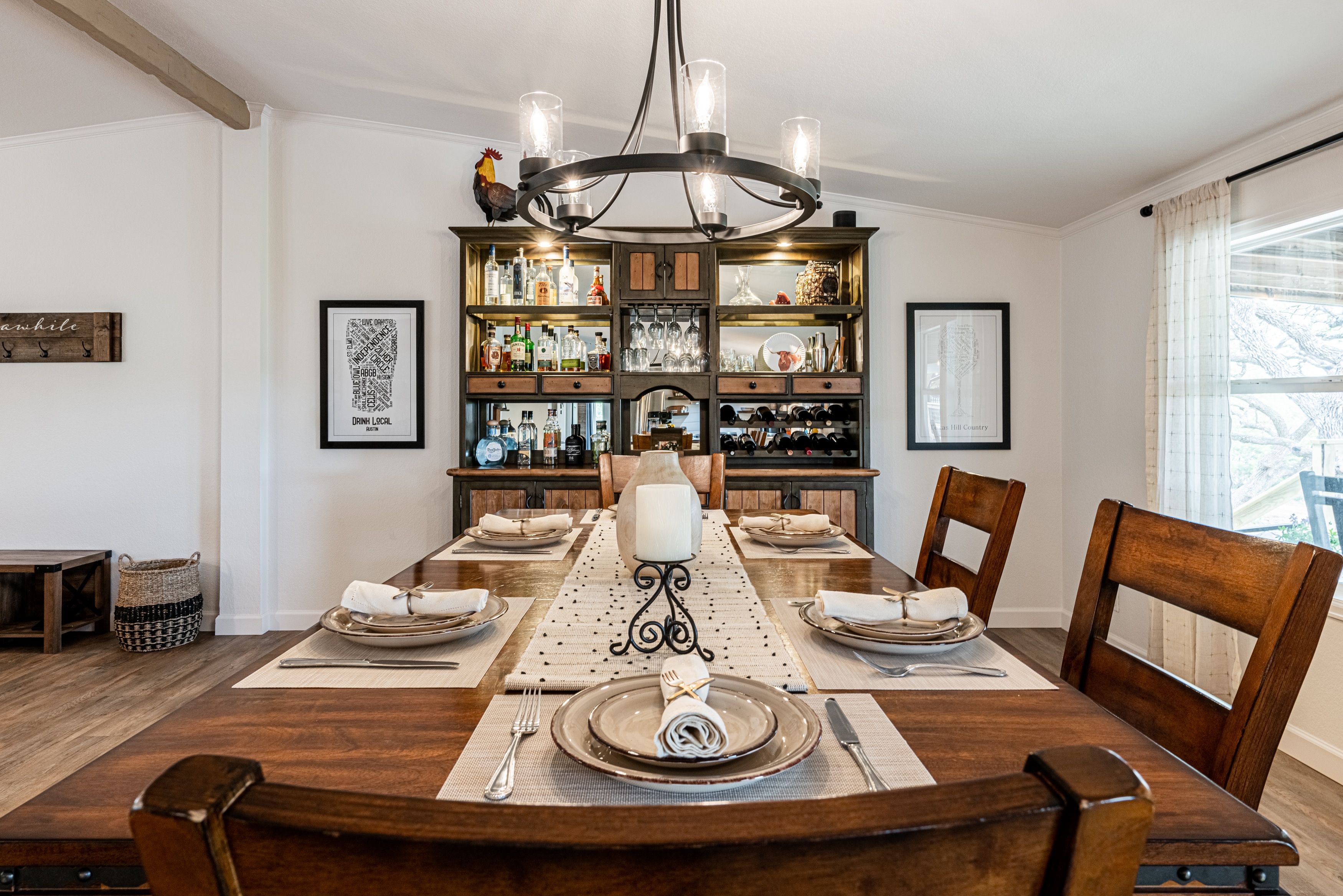 Dining Area with Seating for Up to Seven Dining Area with Seating for Up to Seven